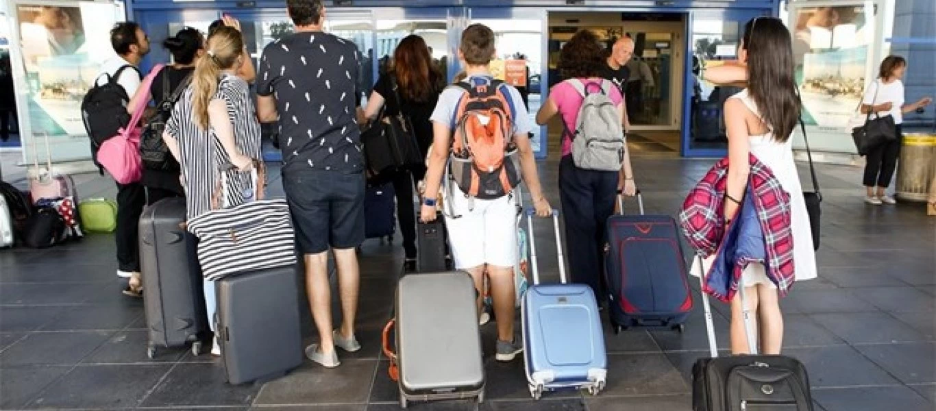 Η Βρετανία σχεδιάζει να καταργήσει την καραντίνα για τους πλήρως εμβολιασμένους τουρίστες από τρίτες χώρες